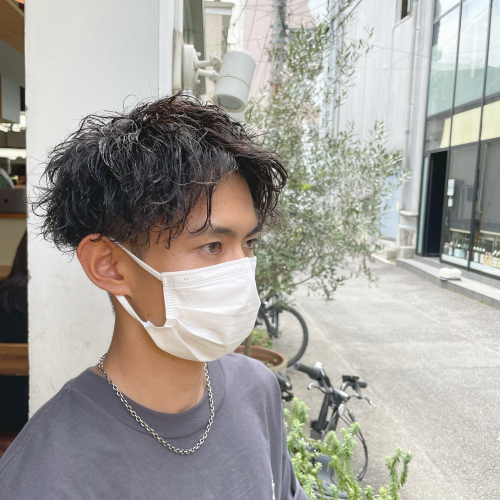 ツイストパーマ センターパート メンズが人気
